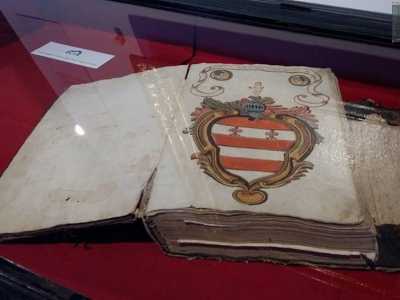 Un libro storico facente parte della donazione esposto al museo (foto di Mina Barcone)